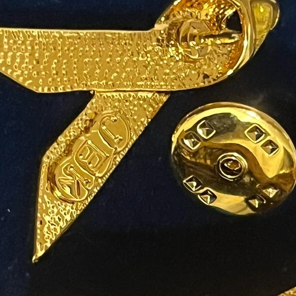 CAMROSE & KROSS Repo. Gold Ribbon Brooch/Pin of Jackie B. Kennedy w/ Certificate